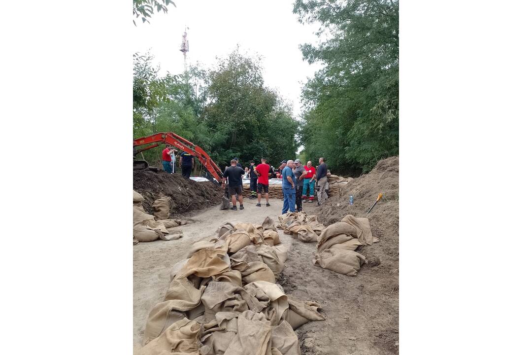 FOTO: V obci Chľaba sú povodne, nachystali vrecia s pieskom aj provizórne hrádze, foto 1