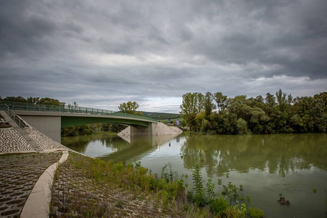 FOTO: Okolie obce Chľaba na juhu Slovenska zaplavila voda. Takto to tam vyzerá z výšky, foto 5