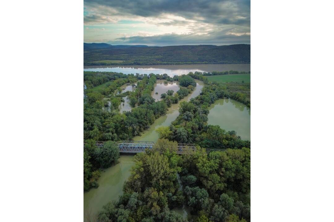 FOTO: Okolie obce Chľaba na juhu Slovenska zaplavila voda. Takto to tam vyzerá z výšky, foto 4