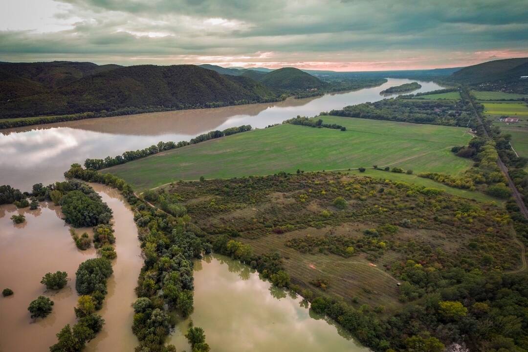 FOTO: Okolie obce Chľaba na juhu Slovenska zaplavila voda. Takto to tam vyzerá z výšky, foto 1