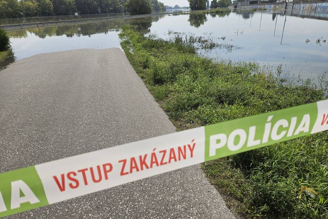 FOTO: Časť Komárna je pod vodou. Po kulminácii však začne hladina Dunaja pomaly klesať, foto 11