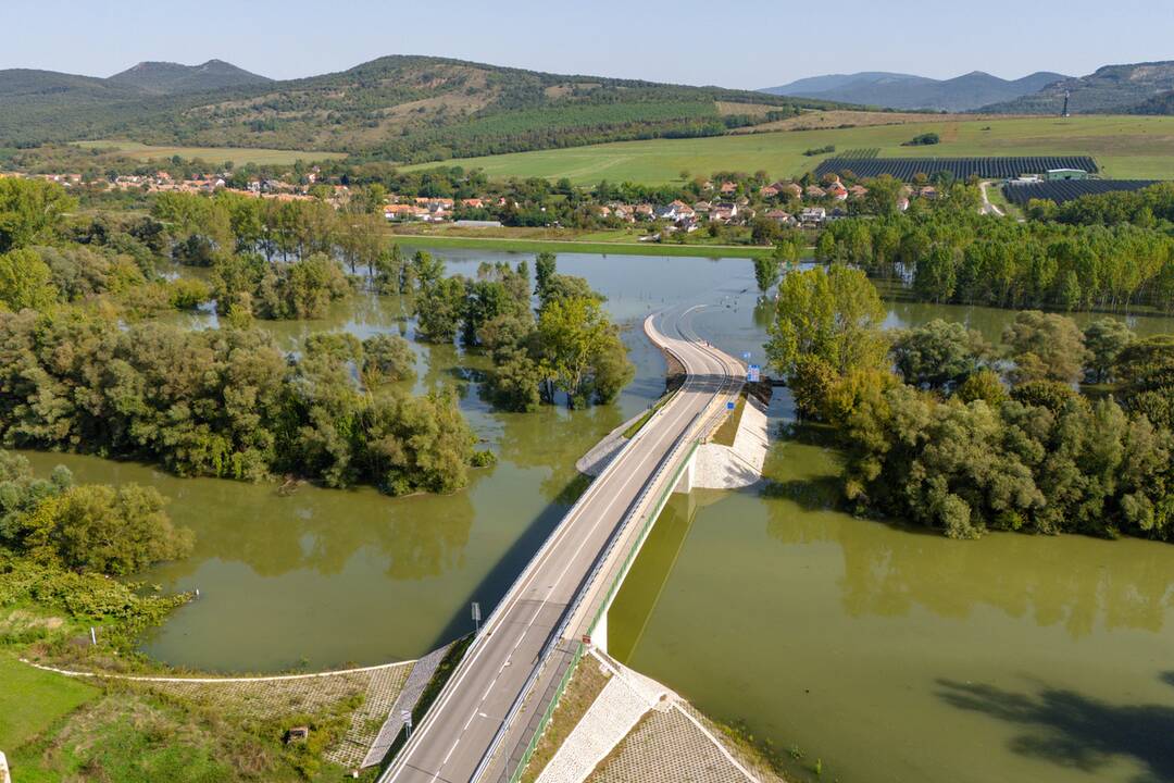 FOTO: Dunaj a Ipeľ odrezali obec na juhu Slovenska od sveta. Takto vyzerá zaplavená časť krajiny, foto 9