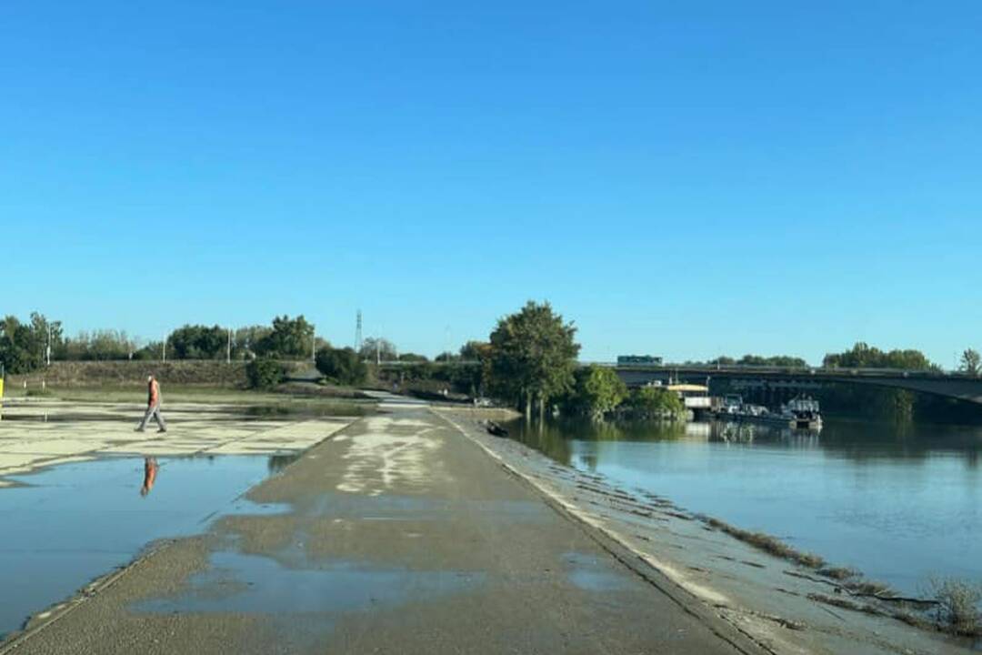 FOTO: Dunaj v Komárne pomaly klesá a odkrýva škody, ktoré spôsobili záplavy, foto 2