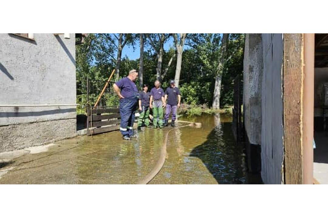 FOTO: Dunaj v Komárne pomaly klesá a odkrýva škody, ktoré spôsobili záplavy, foto 8