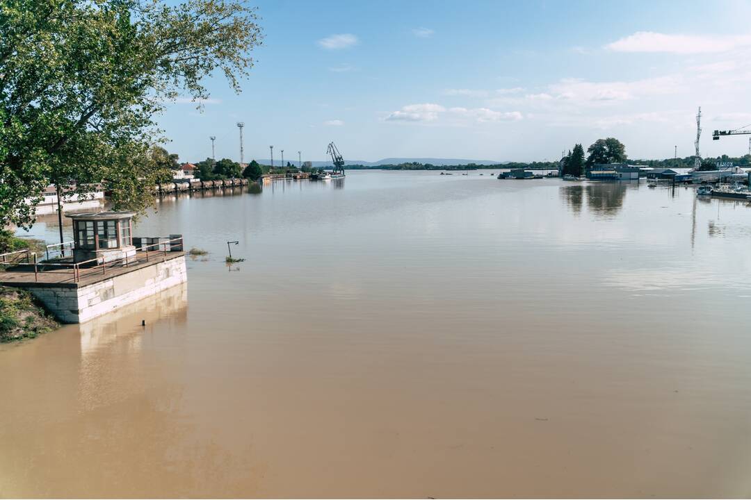 FOTO: Dunaj v Komárne pomaly klesá a odkrýva škody, ktoré spôsobili záplavy, foto 13