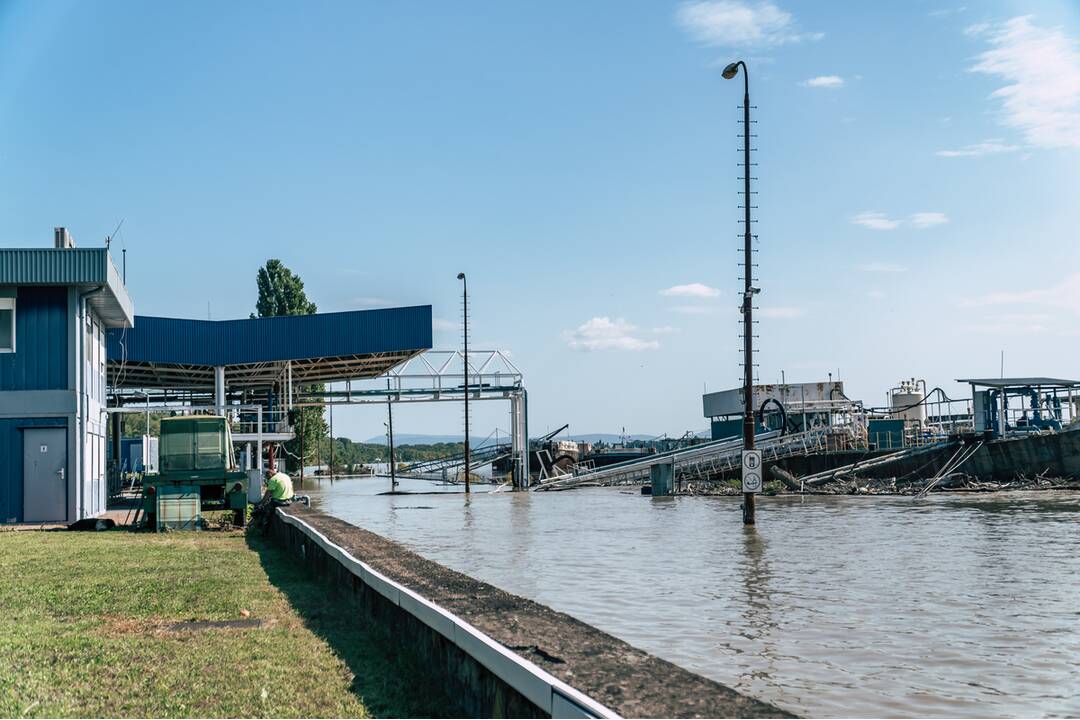 FOTO: Dunaj v Komárne pomaly klesá a odkrýva škody, ktoré spôsobili záplavy, foto 20