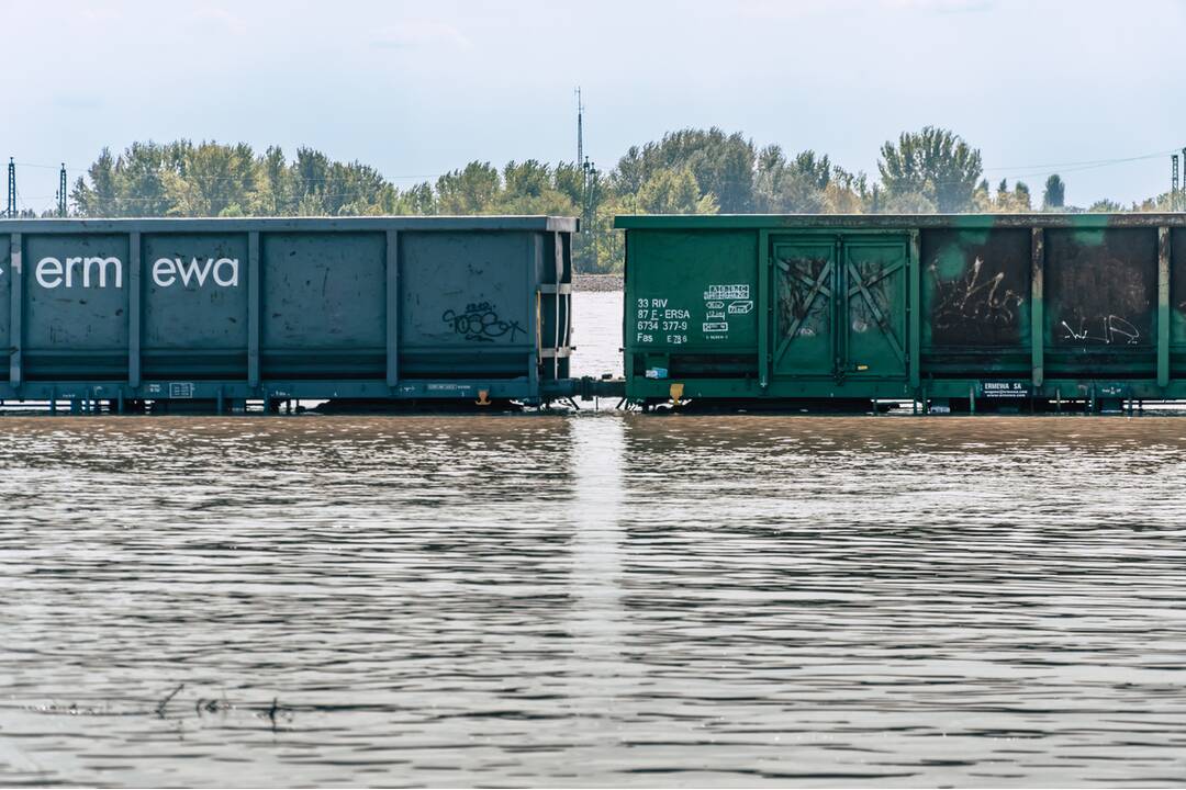 FOTO: Dunaj v Komárne pomaly klesá a odkrýva škody, ktoré spôsobili záplavy, foto 26