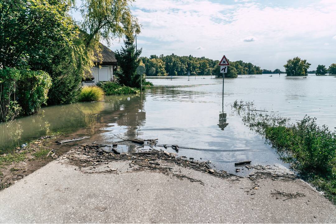 FOTO: Dunaj v Komárne pomaly klesá a odkrýva škody, ktoré spôsobili záplavy, foto 33