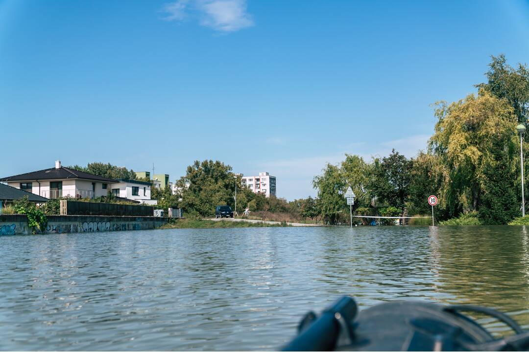 FOTO: Dunaj v Komárne pomaly klesá a odkrýva škody, ktoré spôsobili záplavy, foto 34