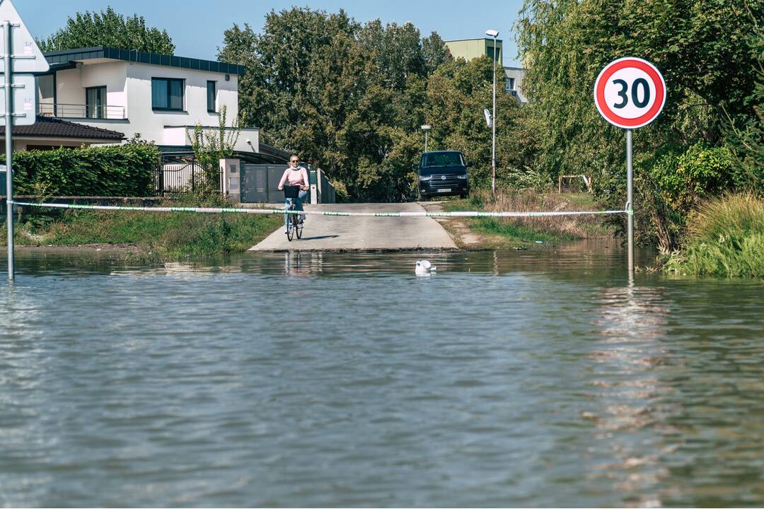 FOTO: Dunaj v Komárne pomaly klesá a odkrýva škody, ktoré spôsobili záplavy, foto 37