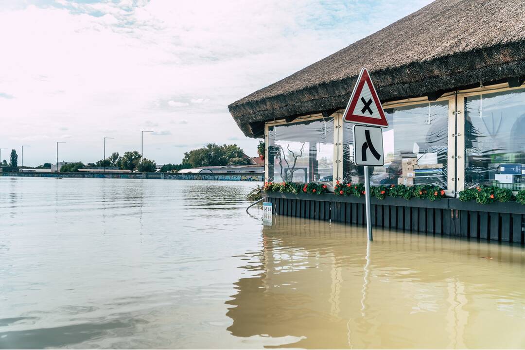 FOTO: Dunaj v Komárne pomaly klesá a odkrýva škody, ktoré spôsobili záplavy, foto 40