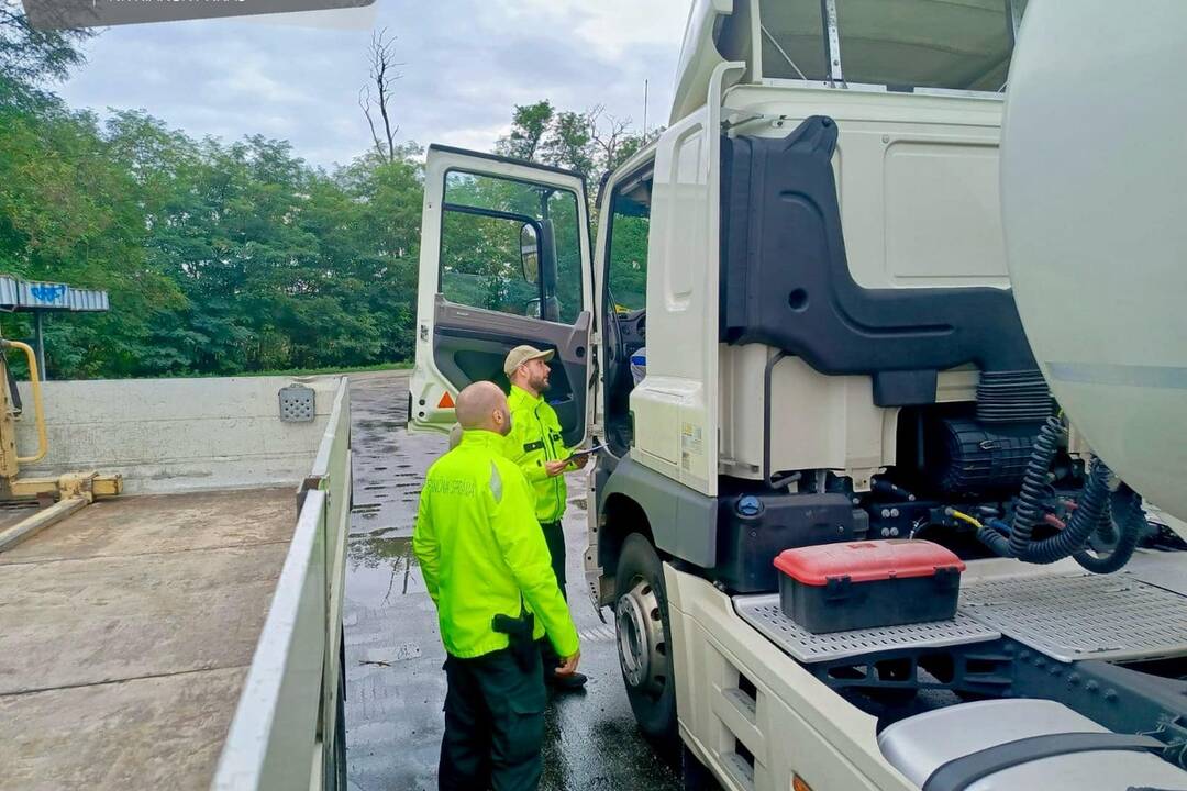 FOTO: Kontrola nákladných vozidiel v obci Bajč 26. septembra, foto 5