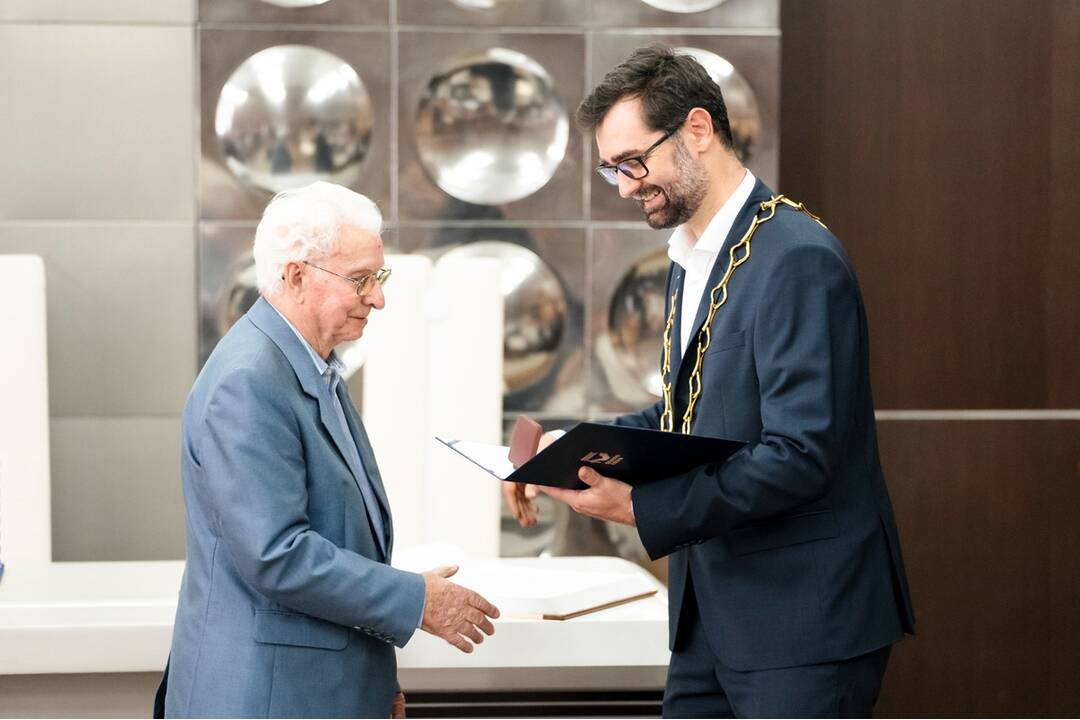 FOTO: Primátor Nitry ocenil 5 významných osobností mesta, na radnici im odovzdal ocenenia, foto 6