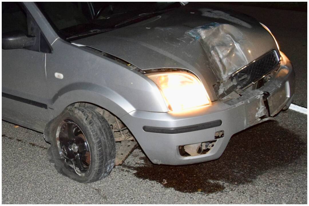 FOTO: Opitý vodič nabúral v Čaradiciach a svoje narodeniny „oslávil“ v policajnej cele, foto 1