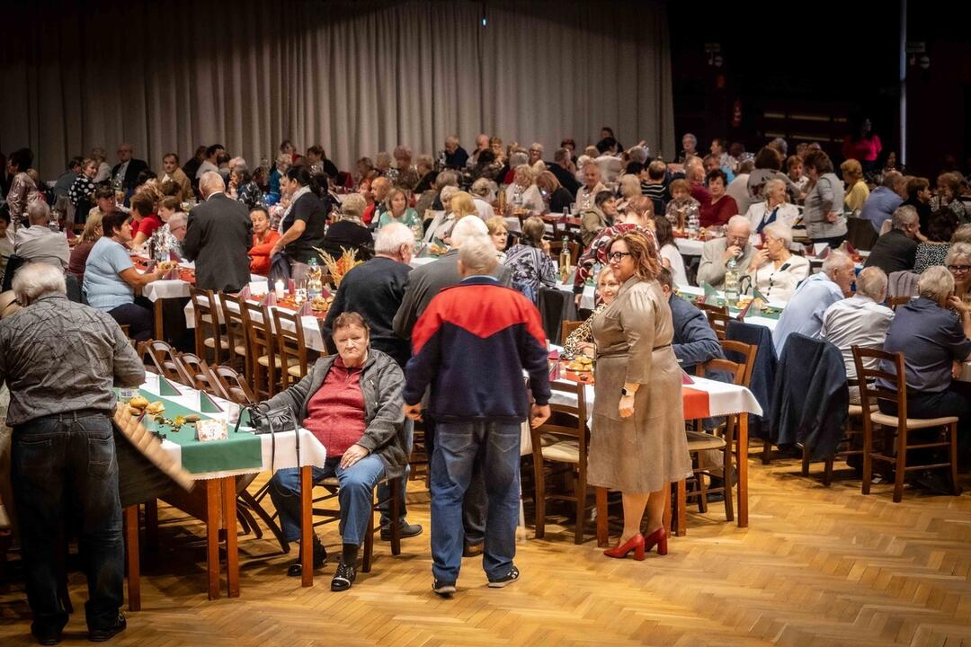 FOTO: Seniori v Topoľčanoch roztancovali kultúrny dom. Pripomenuli si mesiac úcty k starším, foto 5