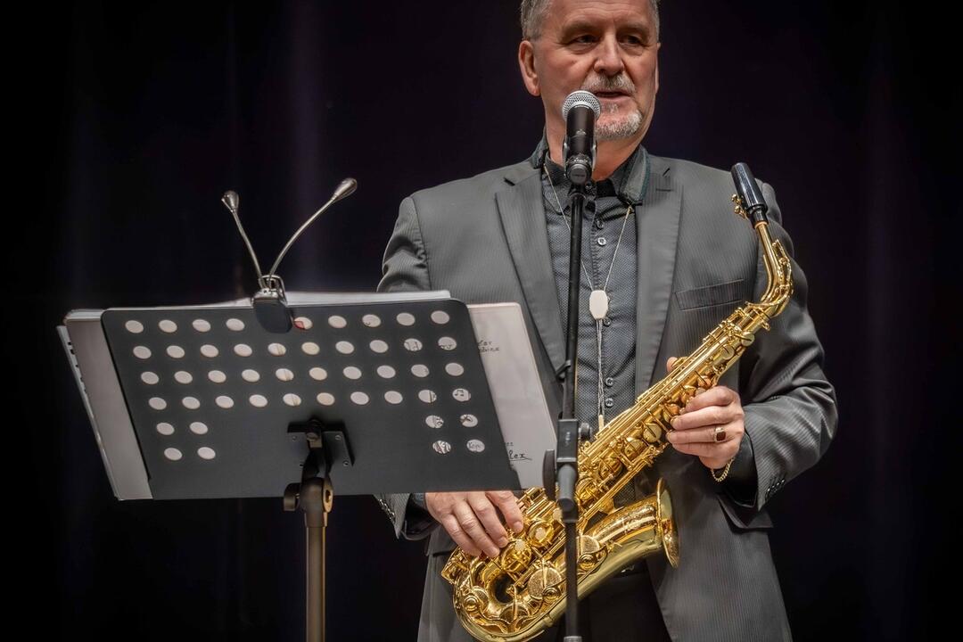 FOTO: Seniori v Topoľčanoch roztancovali kultúrny dom. Pripomenuli si mesiac úcty k starším, foto 6