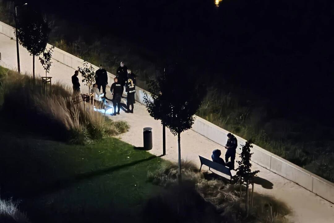 FOTO: Na chodníku pri OC Promenada v Nitre ležal muž, ratovala ho záchranka aj polícia, foto 4