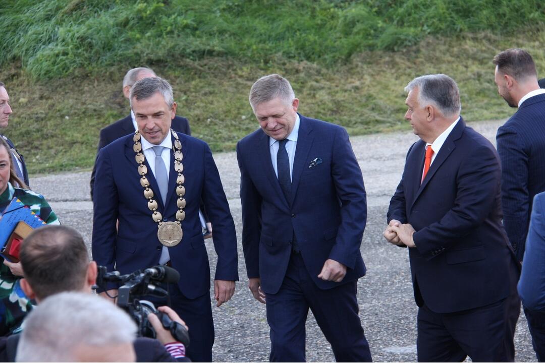 FOTO: Fico, Orbán a Vučič sa stretli v pevnosti Komárno na Samite troch krajín, foto 8