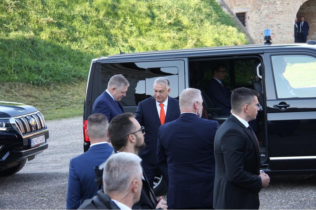 FOTO: Fico, Orbán a Vučič sa stretli v pevnosti Komárno na Samite troch krajín, foto 10