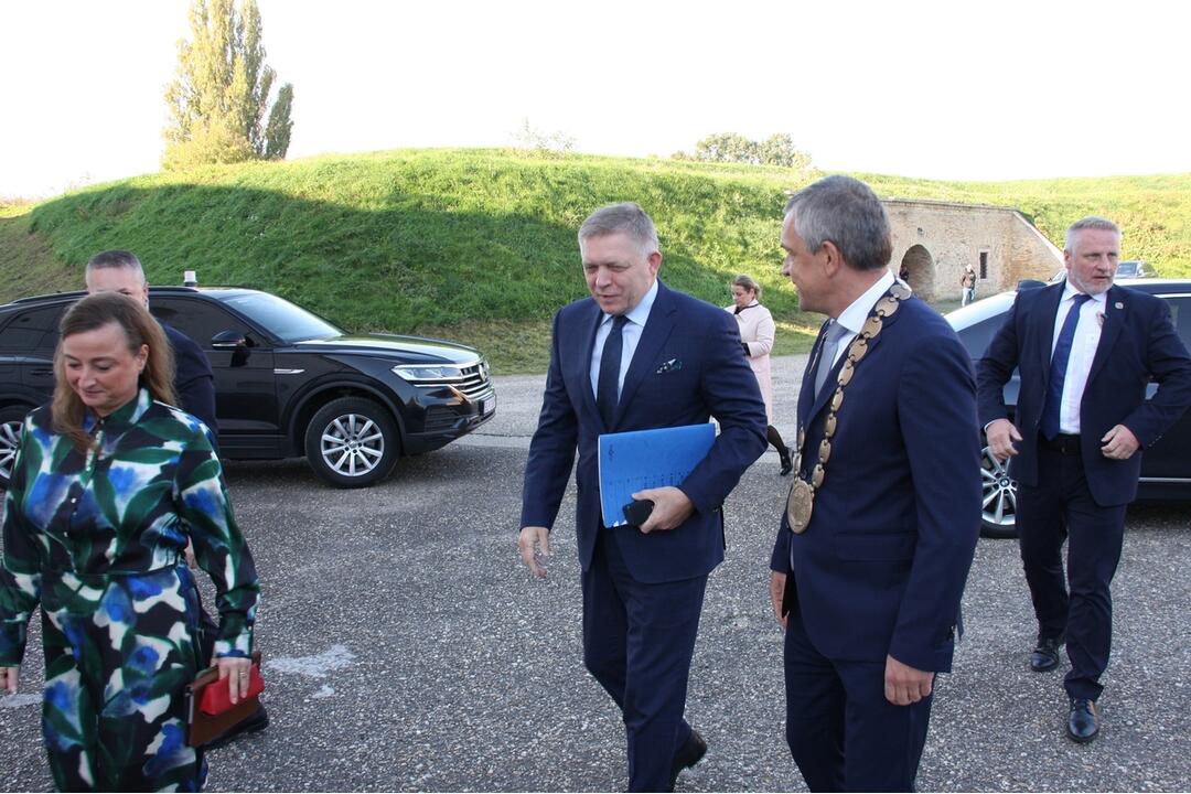 FOTO: Fico, Orbán a Vučič sa stretli v pevnosti Komárno na Samite troch krajín, foto 11