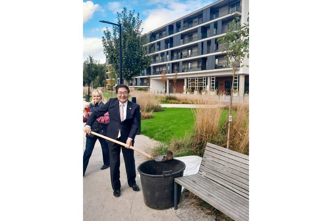 FOTO: Pred nákupným centrom Promenada v Nitre zasadili veľvyslanci troch krajín pamätné sakury, foto 3