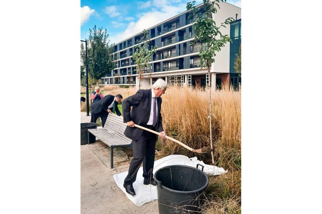 FOTO: Pred nákupným centrom Promenada v Nitre zasadili veľvyslanci troch krajín pamätné sakury, foto 2