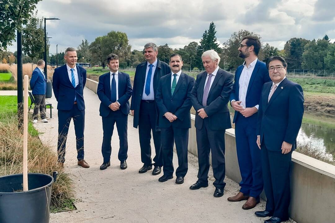 FOTO: Pred nákupným centrom Promenada v Nitre zasadili veľvyslanci troch krajín pamätné sakury, foto 5