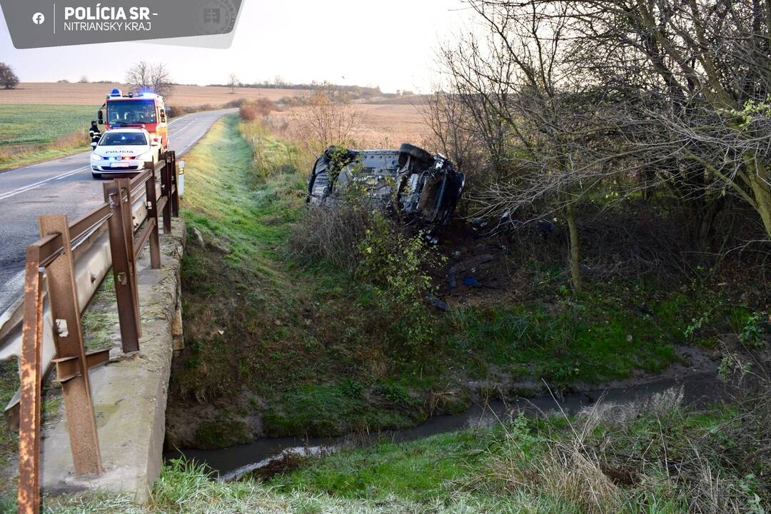 FOTO: Autá na boku aj streche - päť vodičov nezvládlo Dušičky bez alkoholu a sadli za volant opití, foto 4