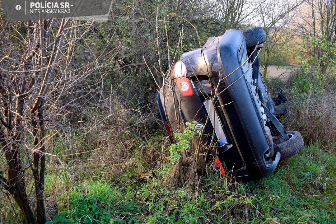 FOTO: Autá na boku aj streche - päť vodičov nezvládlo Dušičky bez alkoholu a sadli za volant opití, foto 1