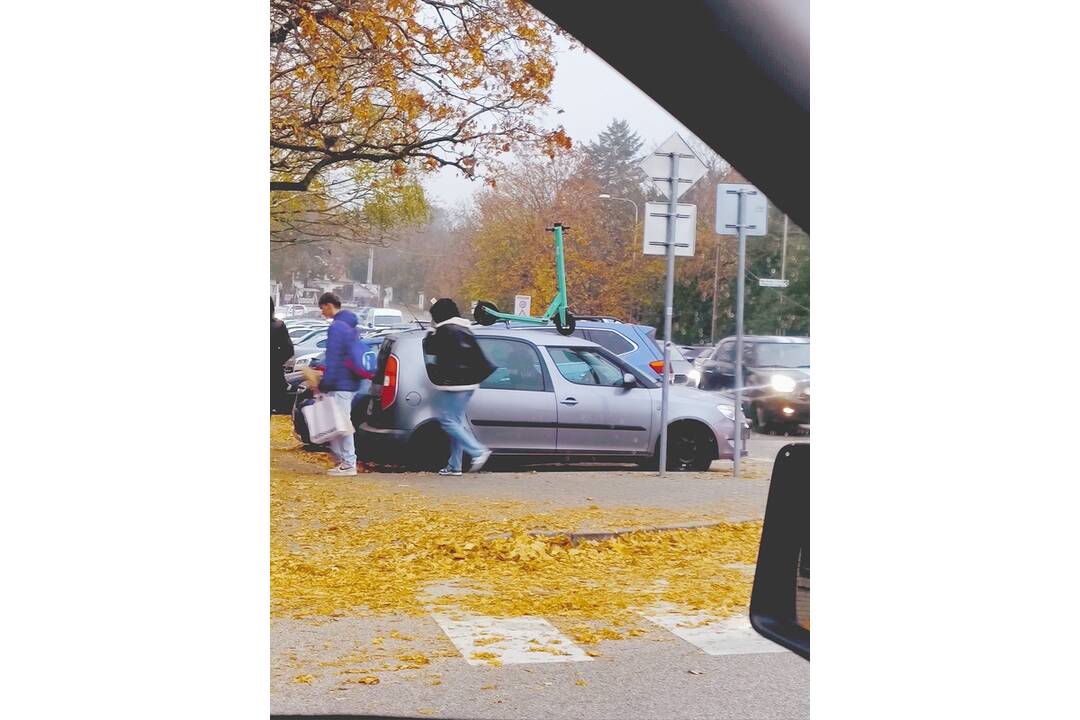 FOTO: Zdieľané kolobežky v Nitre končia na prazvláštnych miestach, foto 2