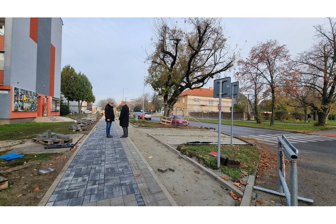 FOTO: V Šali stavajú mestský cyklochodník, priechod v centre musia dočasne uzavrieť, foto 3