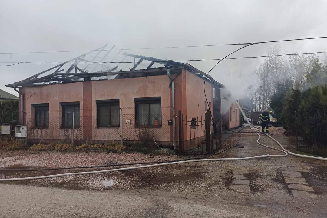 FOTO: V obci Veľký Kýr horí rodinný dom a osobné auto, foto 5