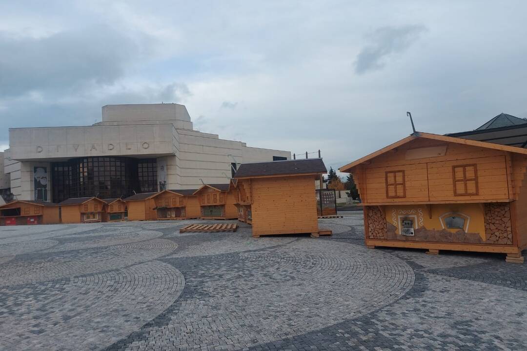 FOTO: Na námestí v Nitre už stojí stromček aj vianočné mestečko. Stánky rozmiestnili inak , foto 5