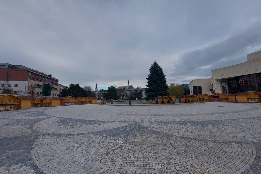 FOTO: Na námestí v Nitre už stojí stromček aj vianočné mestečko. Stánky rozmiestnili inak , foto 7