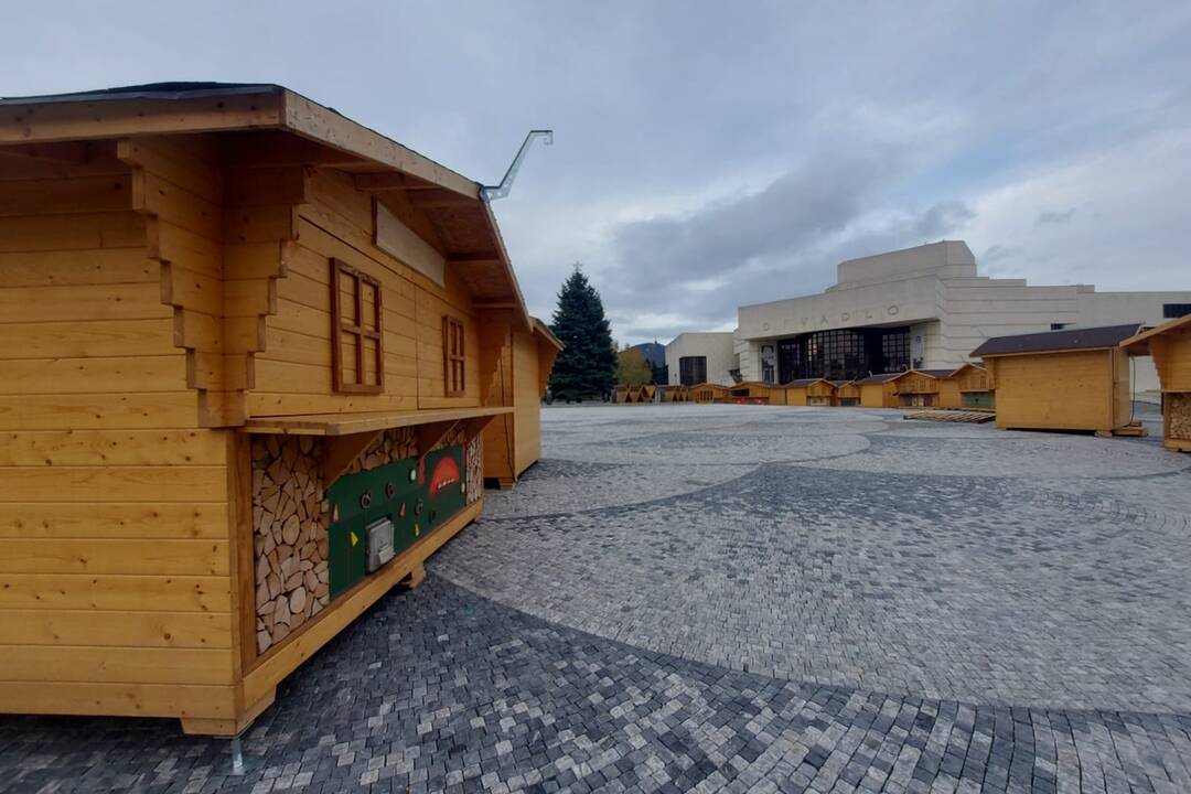 FOTO: Na námestí v Nitre už stojí stromček aj vianočné mestečko. Stánky rozmiestnili inak , foto 8