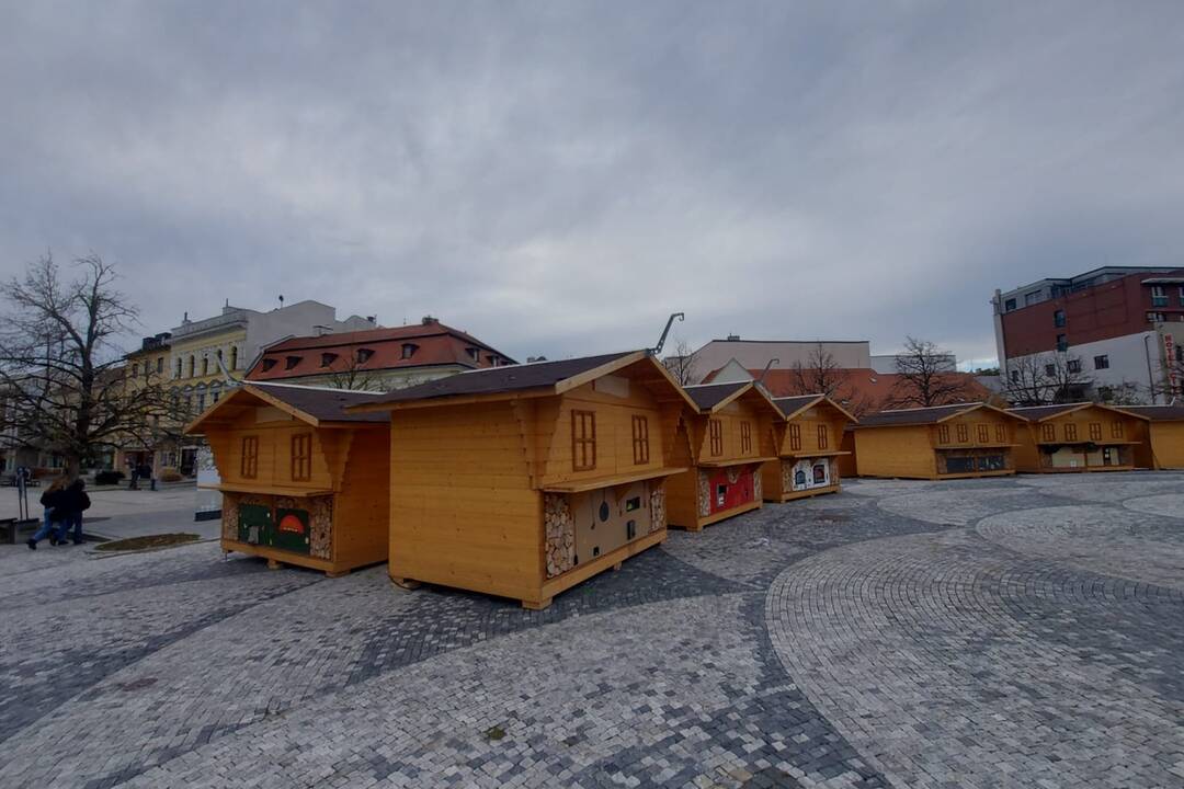 FOTO: Na námestí v Nitre už stojí stromček aj vianočné mestečko. Stánky rozmiestnili inak , foto 1