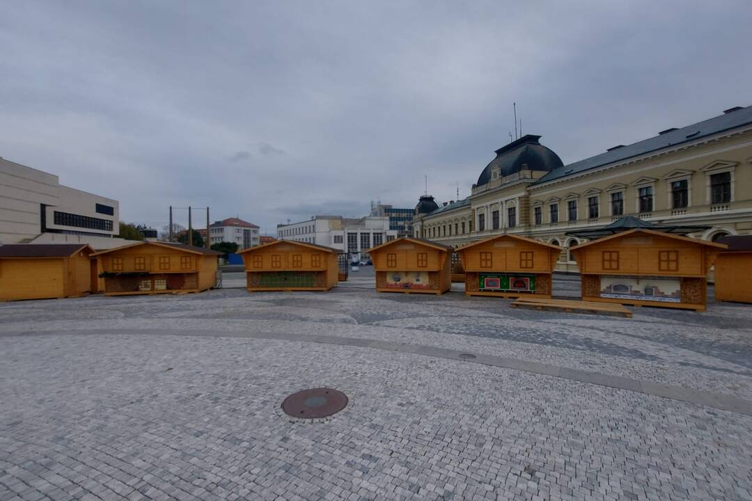 FOTO: Na námestí v Nitre už stojí stromček aj vianočné mestečko. Stánky rozmiestnili inak , foto 10