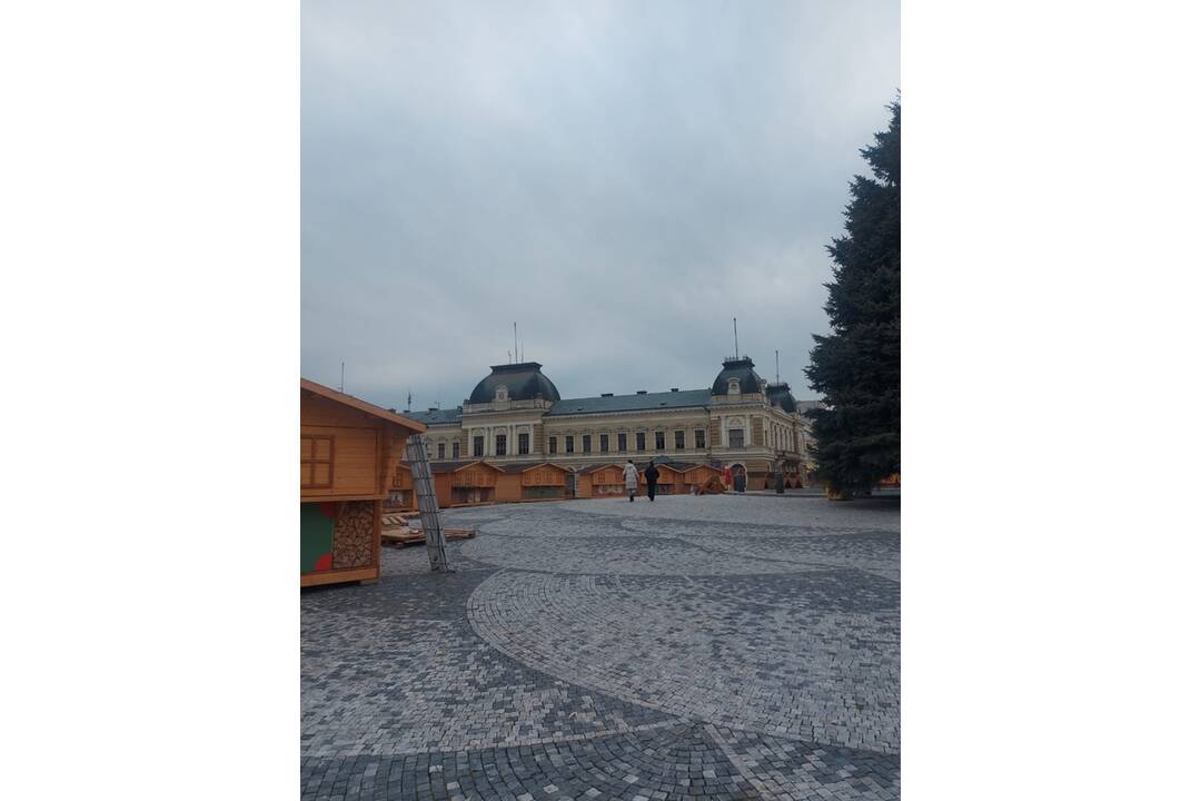 FOTO: Na námestí v Nitre už stojí stromček aj vianočné mestečko. Stánky rozmiestnili inak , foto 14