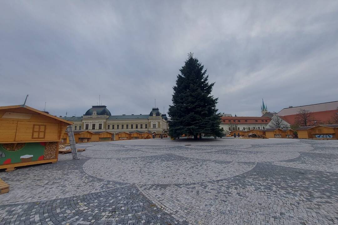 FOTO: Na námestí v Nitre už stojí stromček aj vianočné mestečko. Stánky rozmiestnili inak , foto 2