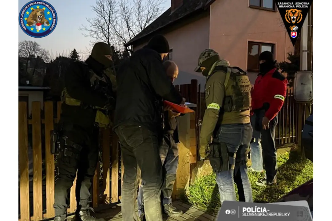 FOTO: Polícia zadržala na juhu Slovenska štyroch ľudí kvôli podozreniu z pomáhania pri nelegálnej migrácii, foto 2