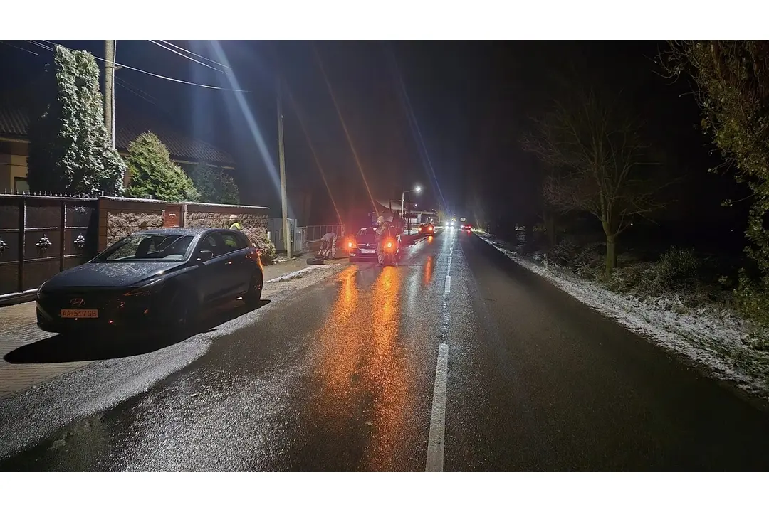 FOTO: Cesta medzi Zbehmi a Čakajovcami bola posiata poškodenými autami, za všetko mohla obrovská diera, foto 1