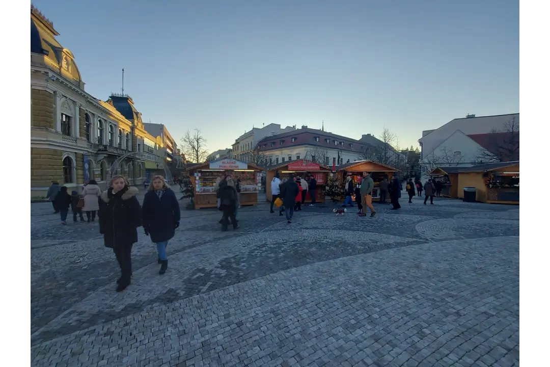 FOTO: Vianočné mestečko v Nitre je už otvorené. Takto to tam vyzerá cez deň, foto 6