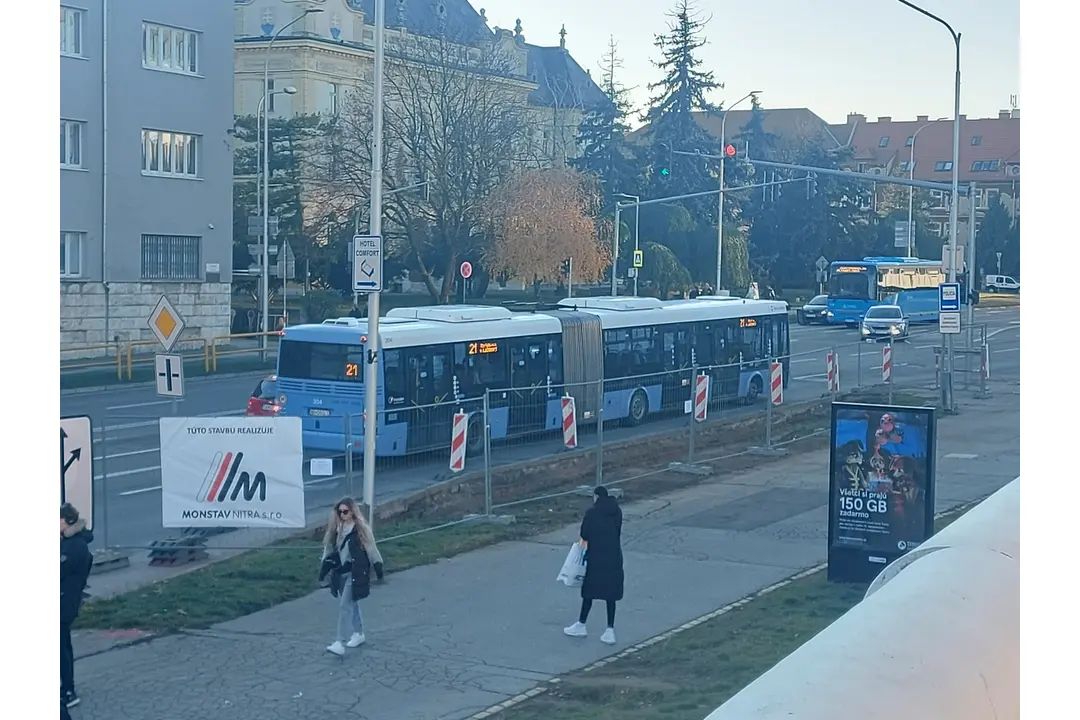 FOTO: Na Štúrovej ulici v centre Nitry vzniká dočasný jazdný pruh, foto 4