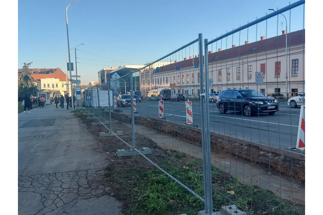 FOTO: Na Štúrovej ulici v centre Nitry vzniká dočasný jazdný pruh, foto 1