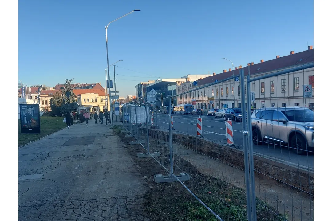 FOTO: Na Štúrovej ulici v centre Nitry vzniká dočasný jazdný pruh, foto 5