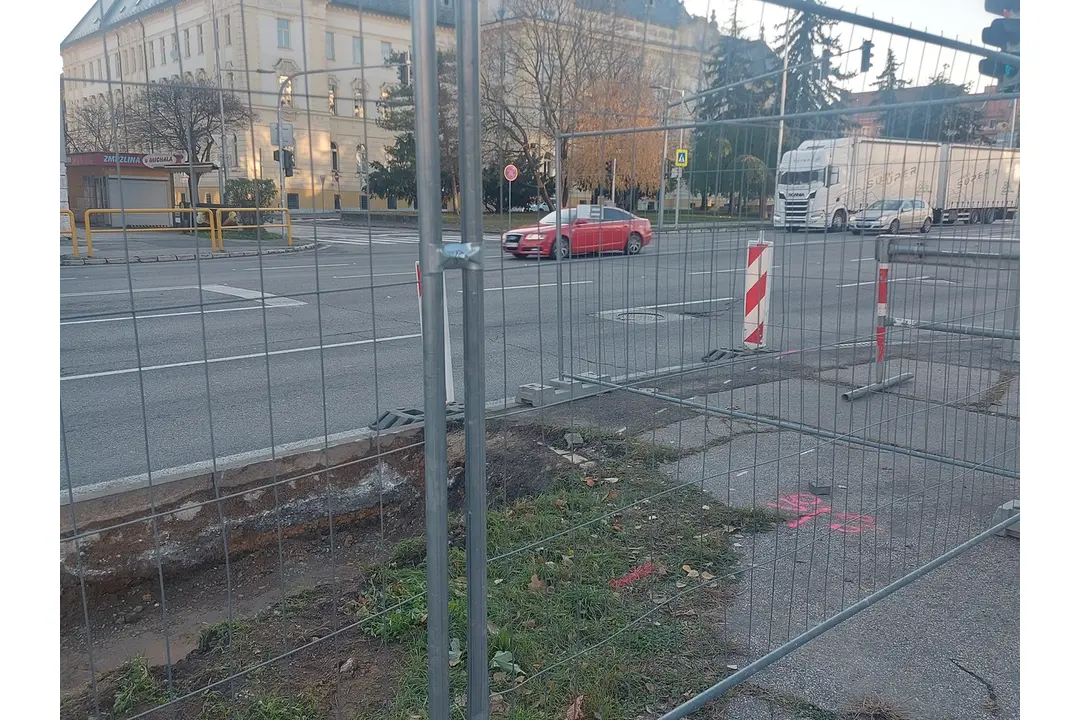 FOTO: Na Štúrovej ulici v centre Nitry vzniká dočasný jazdný pruh, foto 6