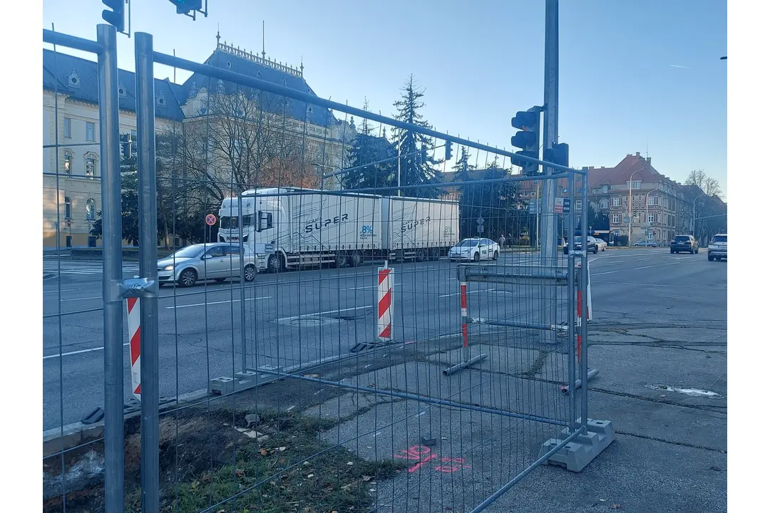 FOTO: Na Štúrovej ulici v centre Nitry vzniká dočasný jazdný pruh, foto 7