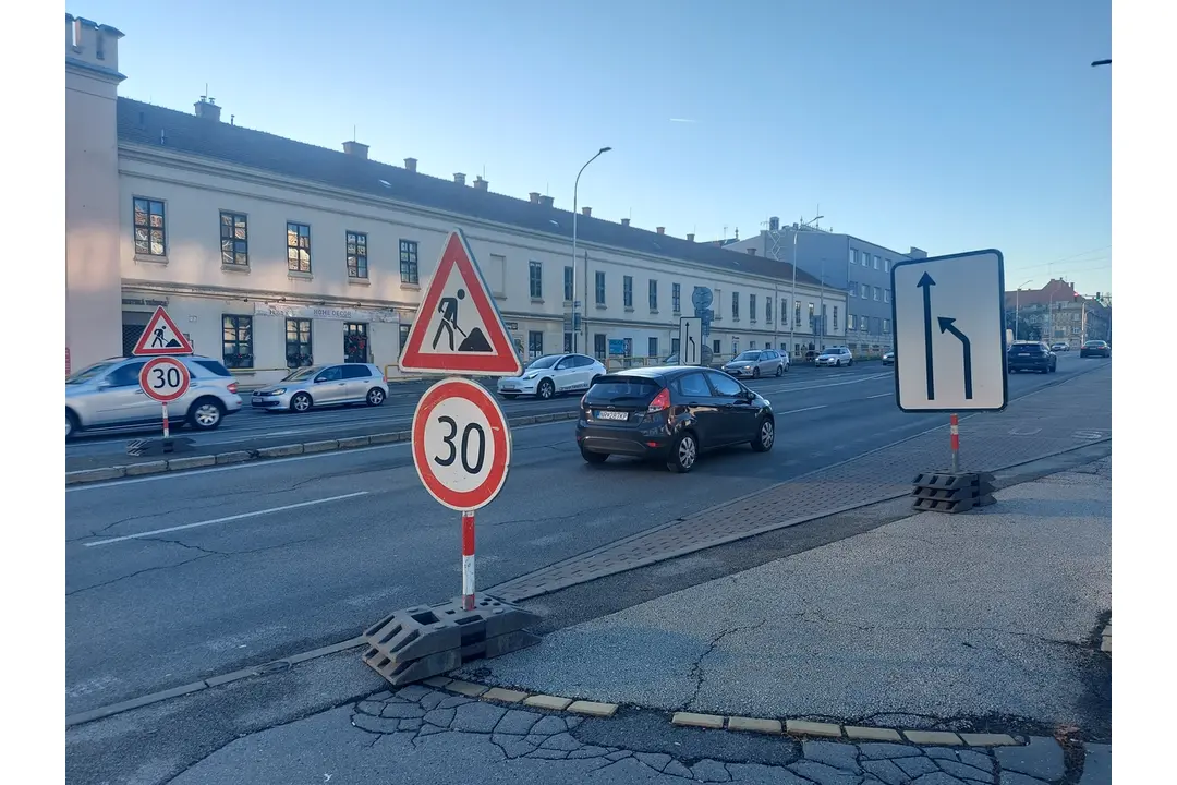 FOTO: Na Štúrovej ulici v centre Nitry vzniká dočasný jazdný pruh, foto 9