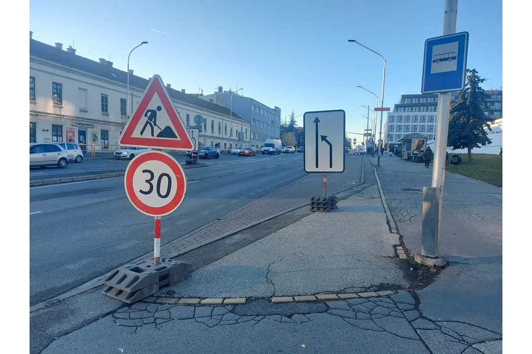 FOTO: Na Štúrovej ulici v centre Nitry vzniká dočasný jazdný pruh, foto 10