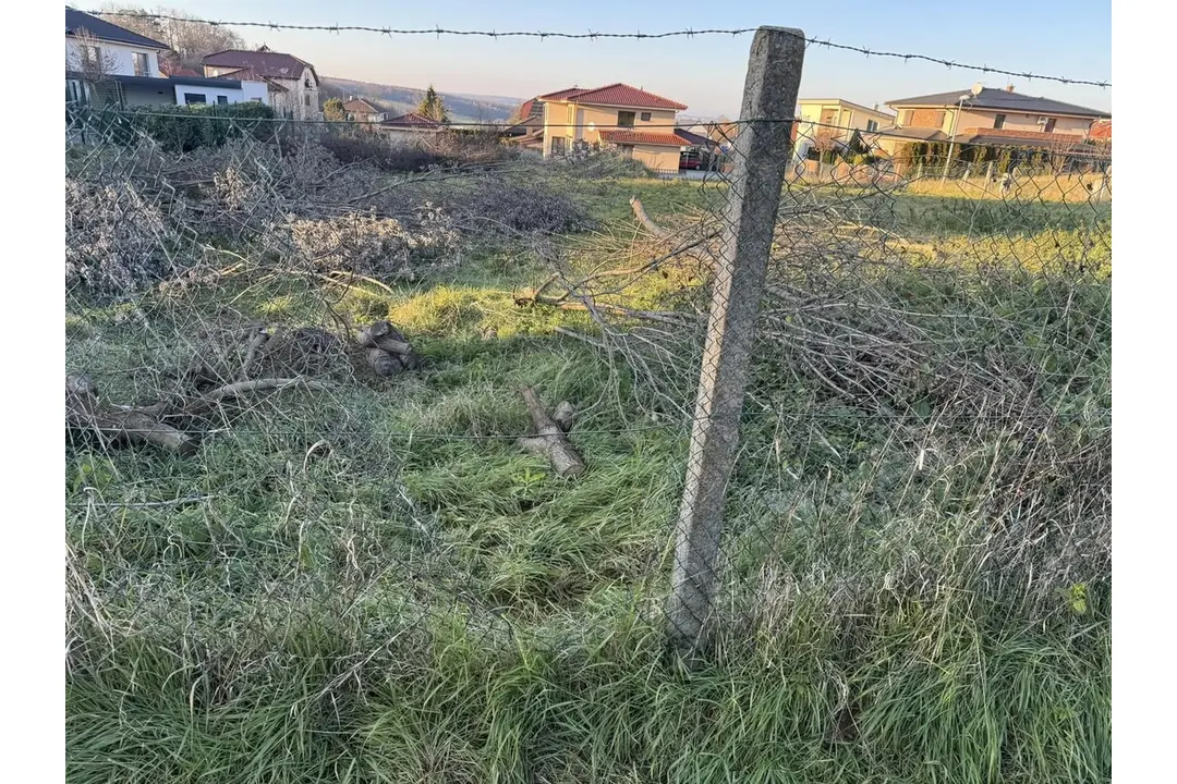 FOTO: Na Prameni v Nitre niekto rozrezal plot a ukradol drevené pne, foto 1